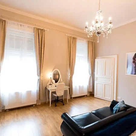 R38 - Artists Luxury * Budapest