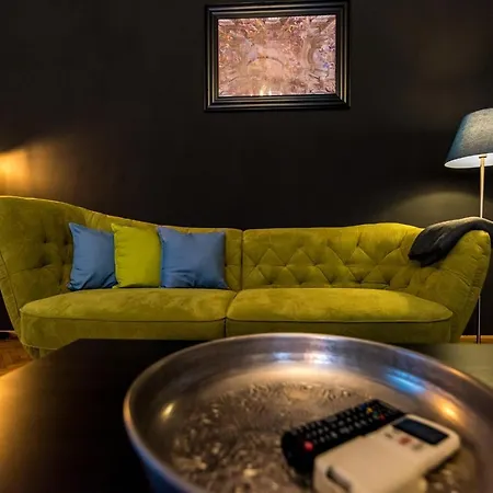 R38 - Artists Luxury