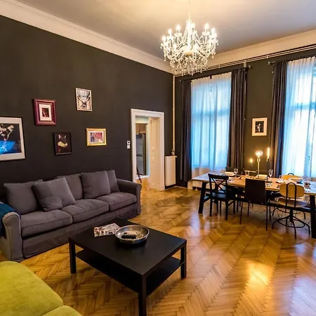 R38 - Artists Luxury Apartment *