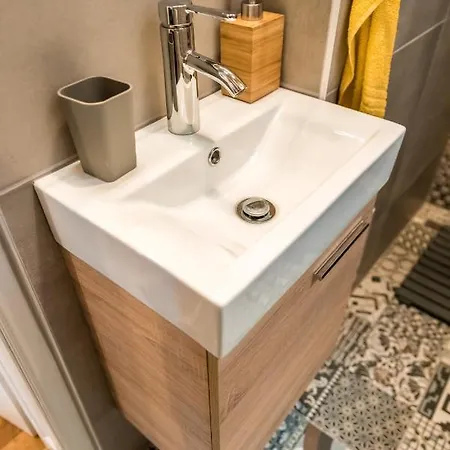 R38 - Artists Luxury * 부다페스트