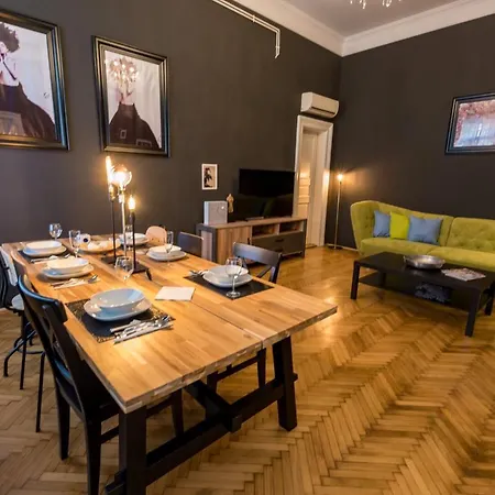 R38 - Artists Luxury * Budapest