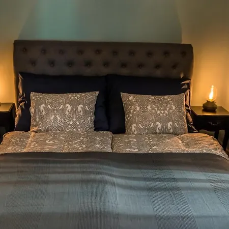 R38 - Artists Luxury * 부다페스트