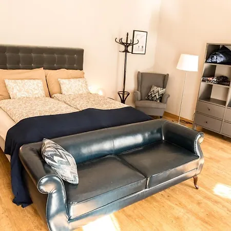 R38 - Artists Luxury