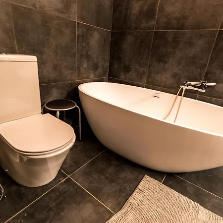 R38 - Artists Luxury * 부다페스트