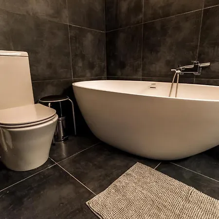 R38 - Artists Luxury * 부다페스트