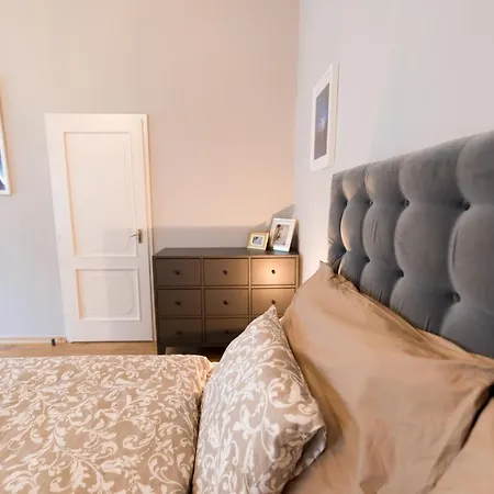 R38 - Artists Luxury