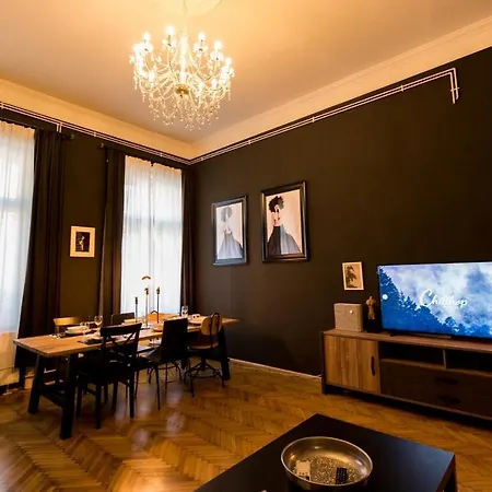 R38 - Artists Luxury * 부다페스트