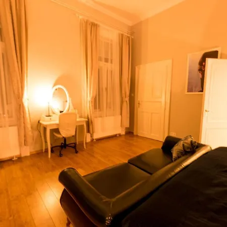 R38 - Artists Luxury Budapest