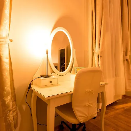 R38 - Artists Luxury * 부다페스트