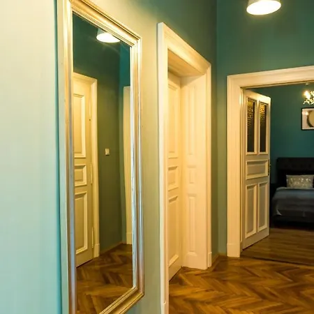 R38 - Artists Luxury 부다페스트