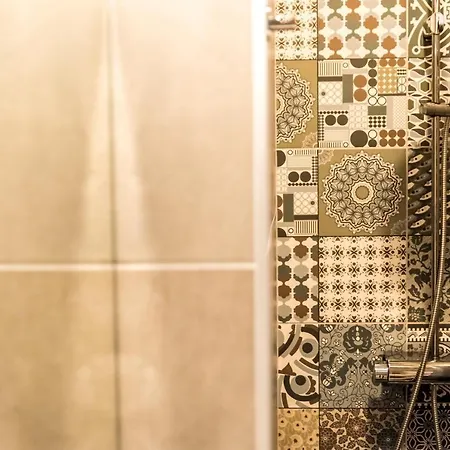 R38 - Artists Luxury * 부다페스트