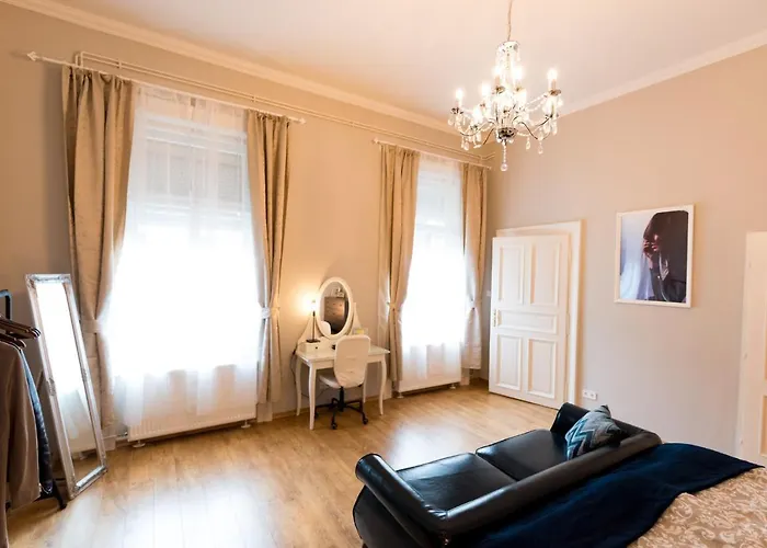 R38 - Artists Luxury * Budapest