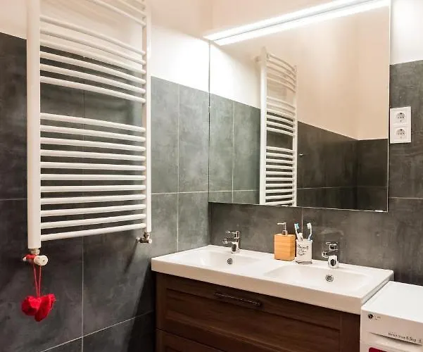 R38 - Artists Luxury Apartment *