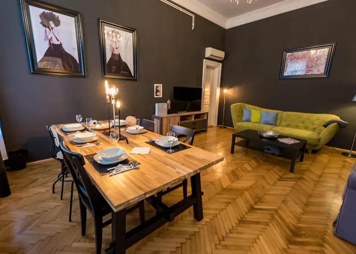 R38 - Artists Luxury * Budapest