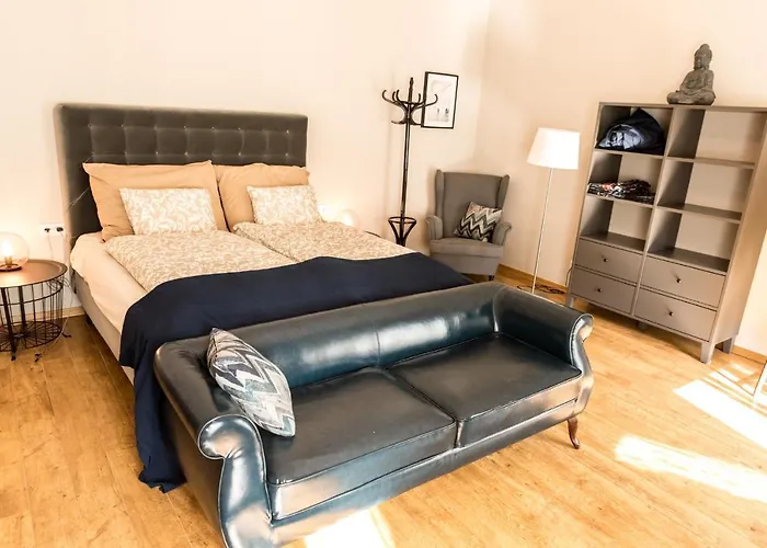 R38 - Artists Luxury