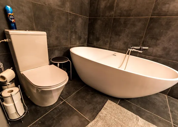 R38 - Artists Luxury * Budapest