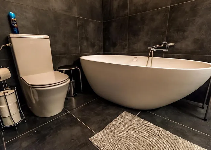 R38 - Artists Luxury * Budapest