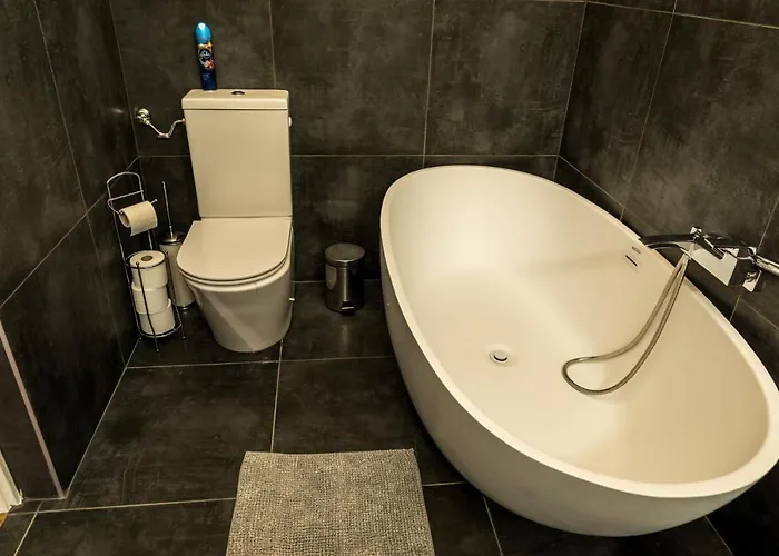 R38 - Artists Luxury Apartment *