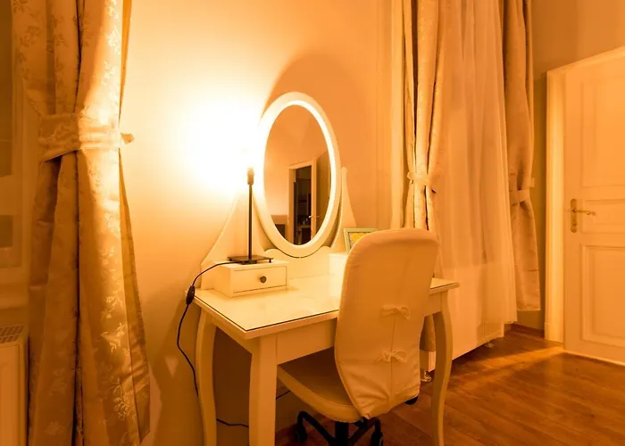 R38 - Artists Luxury * Budapest