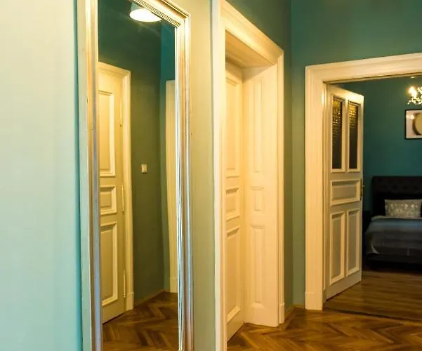 R38 - Artists Luxury Budapest