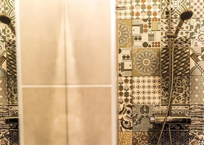 R38 - Artists Luxury * Budapest