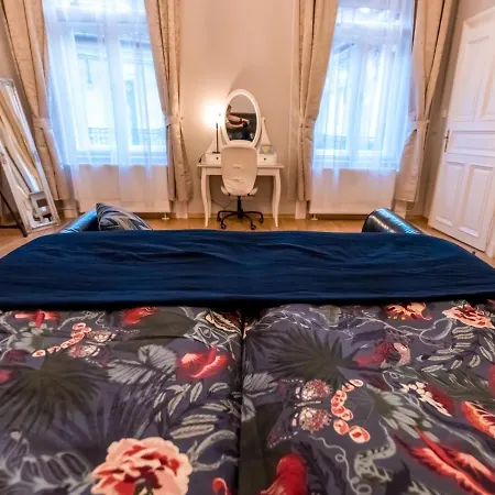 R38 - Artists Luxury Lejlighed Budapest